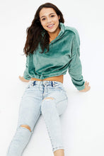 Pullover écourté en peluche à quart zip thumbnail 10