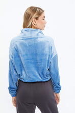 Pullover écourté en peluche à quart zip thumbnail 7