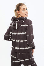 Sweat à capuche pullover classique teint-noué thumbnail 11
