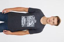 T-shirt a imprimé Whiskey Keep Your Friends Close thumbnail 1