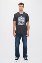 T-shirt a imprimé Whiskey Keep Your Friends Close thumbnail 2