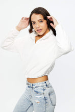 Pullover écourté en peluche à quart zip thumbnail 2