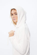 Pull en chenille lustrée à capuche thumbnail 13